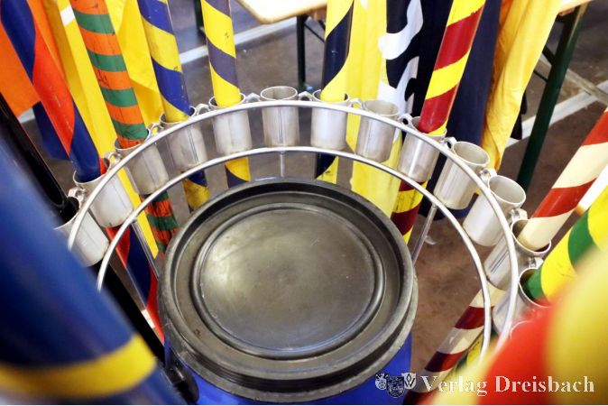 Der Standartenhalter im Festzelt hat für 24 Jahrgangsflaggen Platz, immerhin 17 waren am Montag beim Frühschoppen eingestellt.