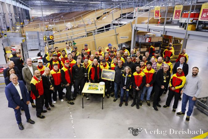 Bundestagsabgeordneter Norbert Altenkamp, Landrat Michael Cyriax, Frank Otters, Stadtverordnetenvorsteher Georg Reuter sowie Alexander Schwarz und Celina Sickmann von der städtischen Wirtschaftsförderung gratulierten persönlich zum zehnjährigen MechZB-Jubiläum.