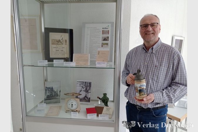 Museumsleiter Dr. Detlef Krause hat die Vitrine des Museums im Rathaus mit neuen, spannenden Exponaten bestückt.