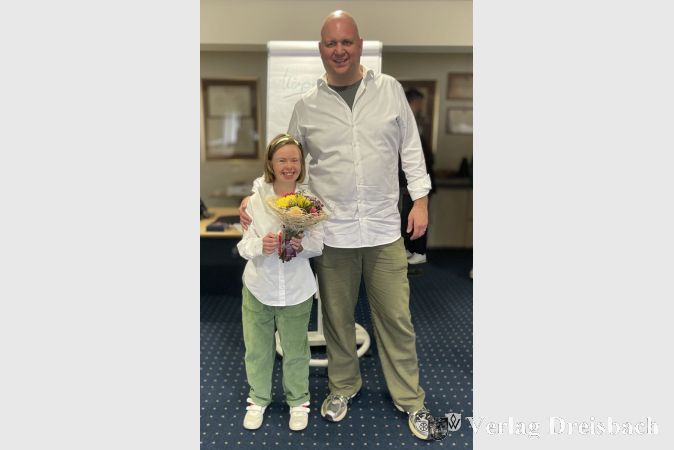 Die freie Künstlerin Livia Jarnagin mit Fachbereichsleiter Michael Neuberger.