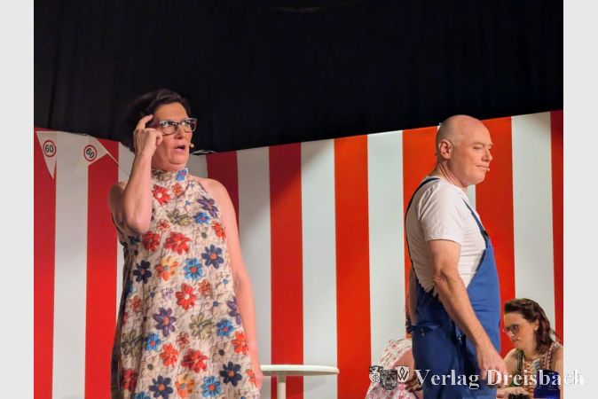 Auch zwischen dem stellvertretenden Ortsbrandmeister Heinz (Dietmar Otto) und Ehefrau Traudel (Christine Gesang), die zur "Ersten Festdame" gekürt worden war, gab es so manchen ehelichen Disput voller Wortwitz.