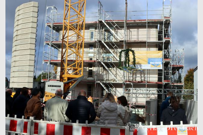 Das neue Gebäude wird entsprechend der Grundstücksform längs der Bundesstraße gebaut, die Tiefgaragen- und Stellflächenzufahrt liegt jedoch in der Riedstraße.