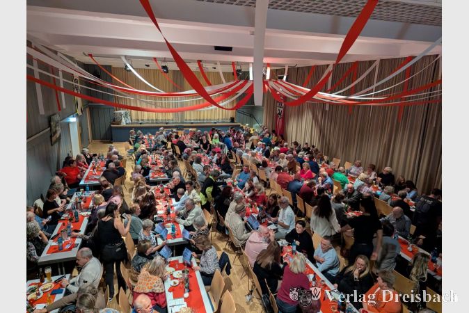 Nicht nur die Bühne war geschmückt wie zum Jubiläumsfest der Feuerwehr: Auch das Publikum konnte sich als Teil der damaligen Festivitäten fühlen.