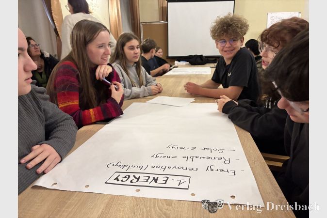 Engagiert erarbeiteten sich die Jugendlichen gemeinsam kreative Ideen und Lösungsansätze unter der Fragestellung: "Wie können wir gemeinsam den Planeten retten?"