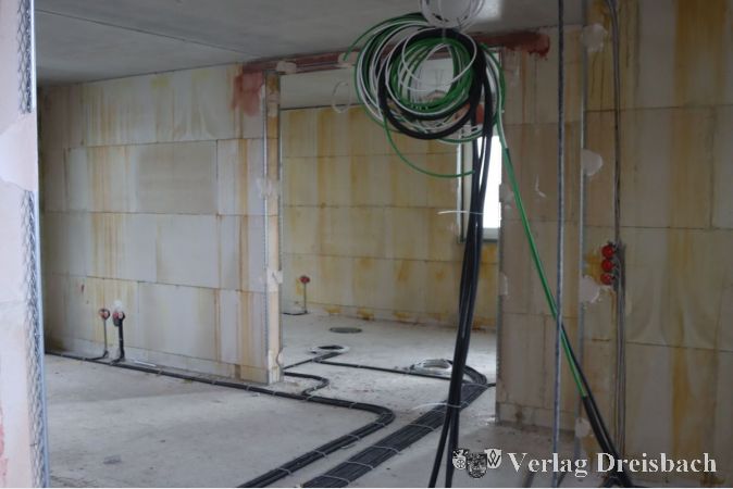 Blick in den Rohbau, der den Zuschnitt einer der drei Dreizimmerwohnungen zeigt.