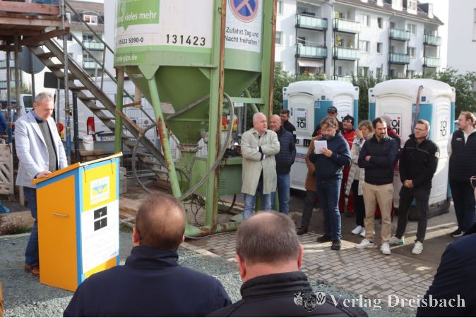Terra-Geschäftsführer Axel Braunsberger (l.) begrüßte die Gäste des Richtfestes.