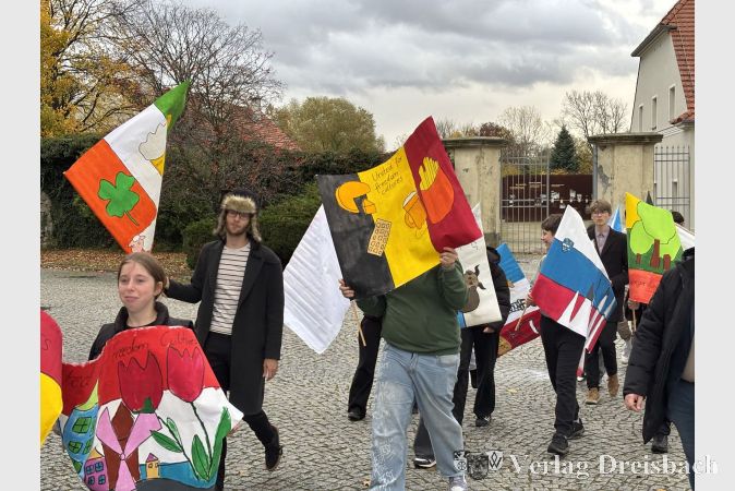Die bunten Fahnen wurden 2023 Jahr in Airaines gebastelt und reisen nun zu jeder neuen Location mit.