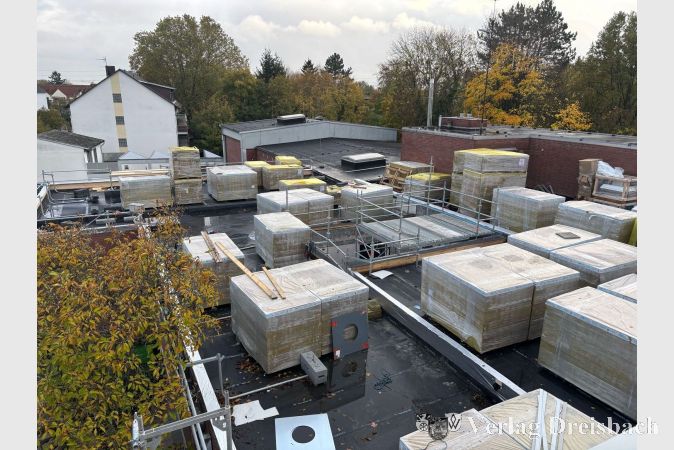 Abgebildet sind die Dächer der ehemaligen Wohnung, Küche und Vereinsraum. Hier wur-den die Abrissarbeiten abgeschlossen. Gelagert wird zurzeit die Dämmung dort.