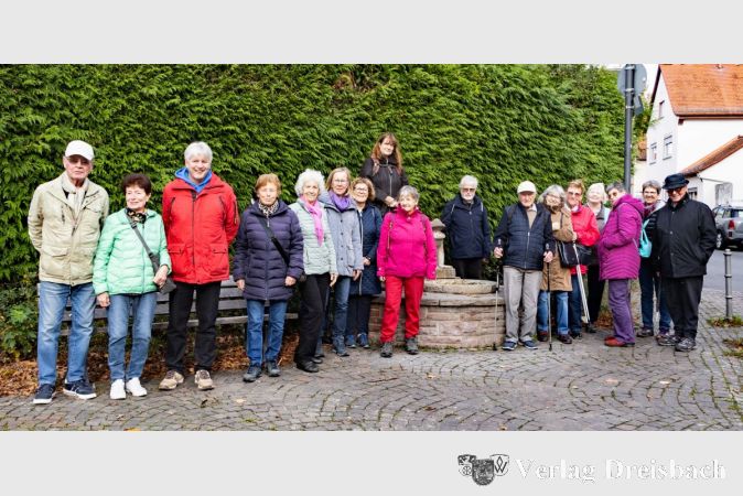 Die Krifteler Seniorenwandergruppe in Zeilsheim.