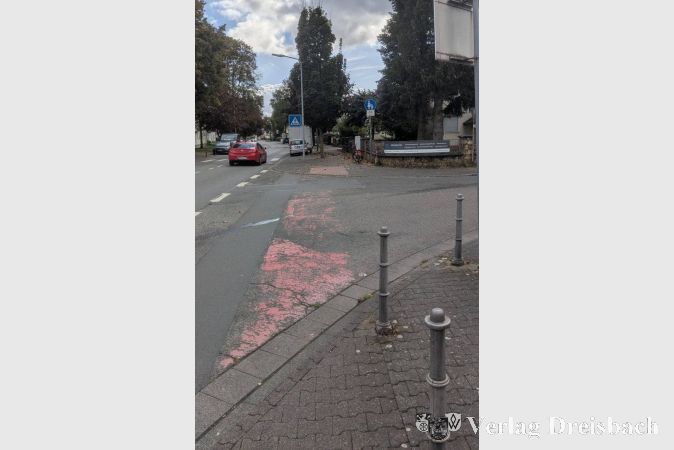 Verblichene Reste eines ehemaligen Radweges in der Einmündung der Birkenstraße auf die Mainstraße.