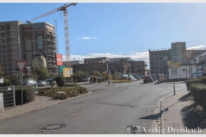 Anhand des Fotos der Unfallstelle ist zu sehen, dass keine Hinweisschilder auf den vorfahrtsberechtigten Radverkehr und keine deutlichen Bodenmarkierungen vorhanden sind.