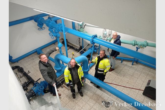 Der Erste Beigeordnete Martin Mohr, Fachbereichsleiter Michael Walter und die Wassermeister Kai Hofmann und David Wenzel in den komplett renovierten Hochbehältern.