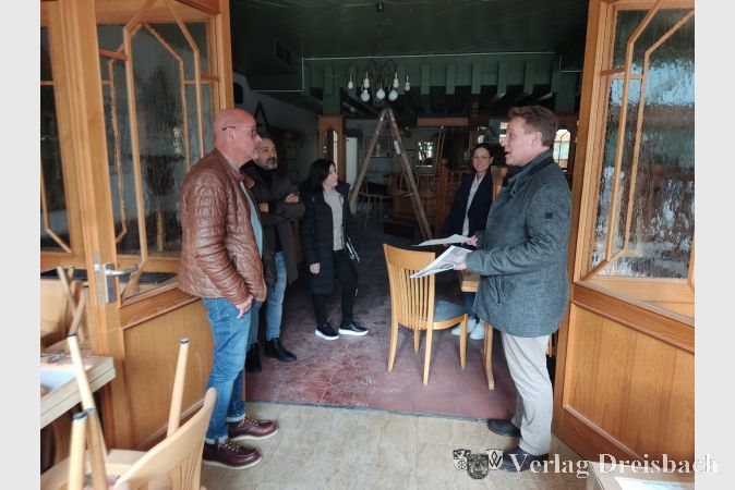 Der Erste Beigeordnete Martin Mohr (rechts) bei der Baubesprechung diese Woche im Restaurant der Schwarzbachhalle, unter anderem mit dem Pächterpaar Funda Özcan und Ehemann Halil.