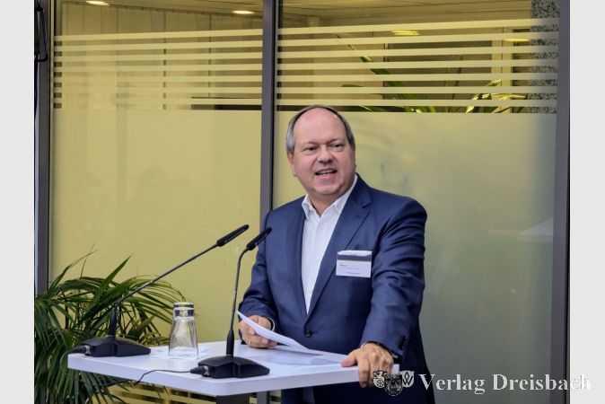 Ulrich Hilbert, Stiftungsvorstand und Vorstand der Frankfurter Volksbank Rhein-Main, bei seiner Rede zur Spendenübergabe im vergangenen Jahr.