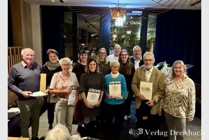 V.l.n.r.: Vordere Reihe: Bernhard Schwanz, Helga Nebel, Andrea Meyer, Maria Langhammer, Horst Achenbach, Tina Pfleghar (2.Vorsitzende). Mittlere Reihe: Katharina Mieß, Marion Genthner, Theresa Palenicek, Rebekka Lessig. Hintere Reihe: Bernhard Weber (1.Vorsitzende), Klaus Schindling (Bürgermeister).