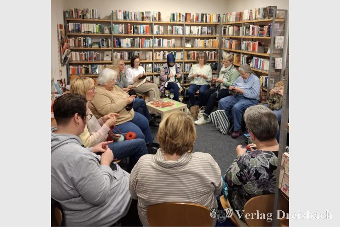 Eva Momma las vor, und die 18 Teilnehmerinnen und Teilnehmer strickten und häkelten dazu entspannt vor sich hin.