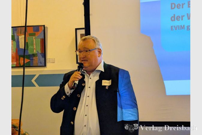 Bürgermeister Klaus Schindling begrüßte die anwesenden Gäste und brachte gegenüber EVIM den Dank der Stadt Hattersheim zum Ausdruck.