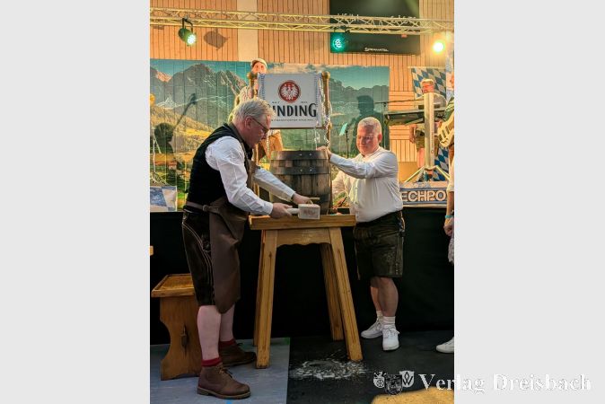 Ein Schlag: Bürgermeister Dr. Bernd Blisch eröffnete das Fest mit dem traditionellen Fassanstich.