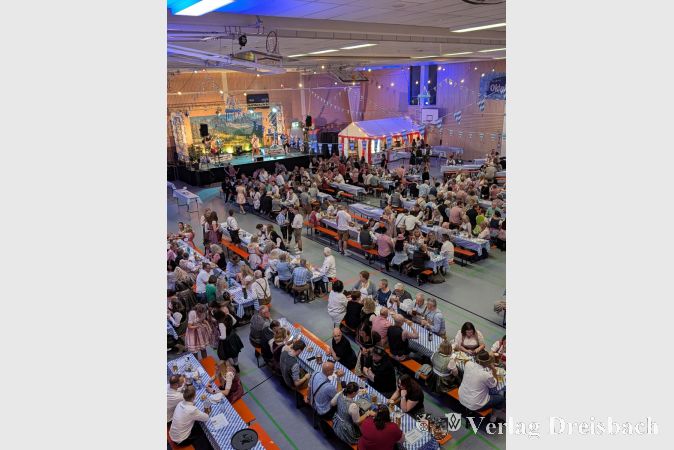 Ein Meer aus Dirndln, Lederhosen und blau-weißen Girlanden – die Goldbornhalle wurde zur bayerischen Festarena.