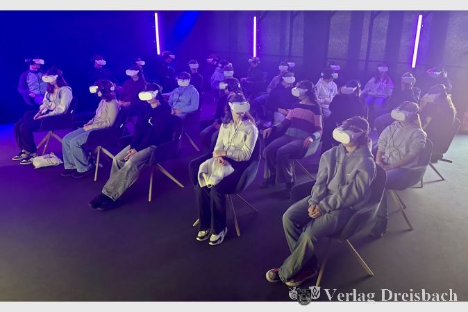 Die Schülerinnen und Schüler im VR-Kino.