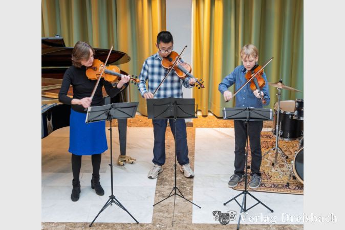 Ein Violinen-Trio spielte Kammermusik.