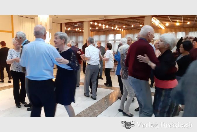 Über 60 Freundinnen und Freunde der Tanzmusik bevölkerten wieder die Tanzfläche im Foyer des Rat- und Bürgerhauses.