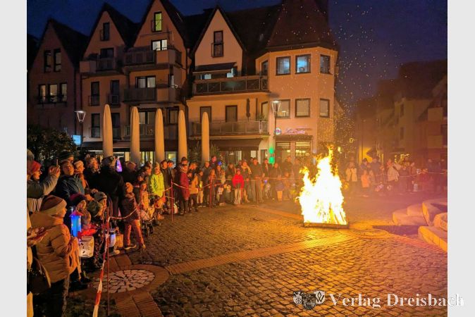 Das lodernde Martinsfeuer vor dem Alten Posthof.