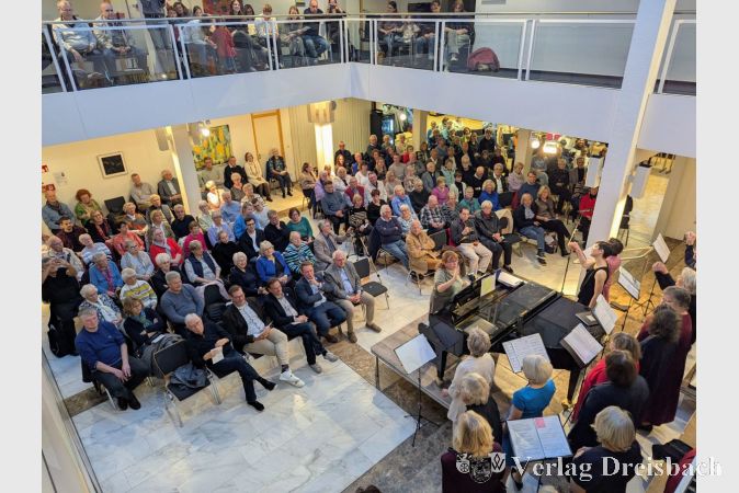 Von der Bühne aus ragte ein Holzsteg, auf dem sich der schwarze Flügel befand, ins voll besetze Foyer hinein.