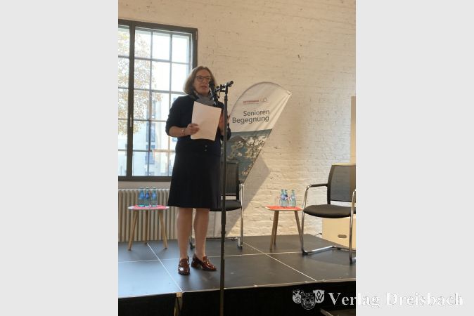 Katherine Grabolle überbrachte ein Grußwort von Ministerin Diana Stolz. In ihrer Ansprache lobte sie die Seniorenberatung Hattersheim.