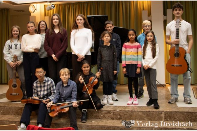 Die jungen Interpretinnen und Interpreten des diesjährigen Schülerkonzerts.