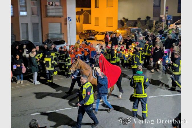 Sankt Martin ritt voran, und alle folgten ihm in einem langen Zug, hinauf zur Bonifatiuskapelle.