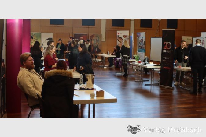 Im Saal der Stadthalle waren von diesmal 23 Anbietern alle Plätze belegt. Für ein weiteres Wachstum der zum zweiten Mal in Flörsheim angebotenen Jobmesse wäre freilich noch der vordere Saal im Angebot.