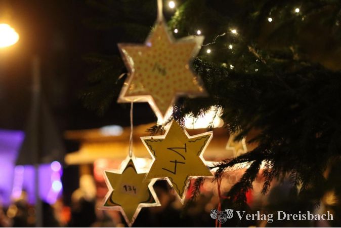 Goldene Sterne und Co: Am ersten Adventswochenende öffnet wieder der Flörsheimer Weihnachtsmarkt auf dem Gallusplatz.