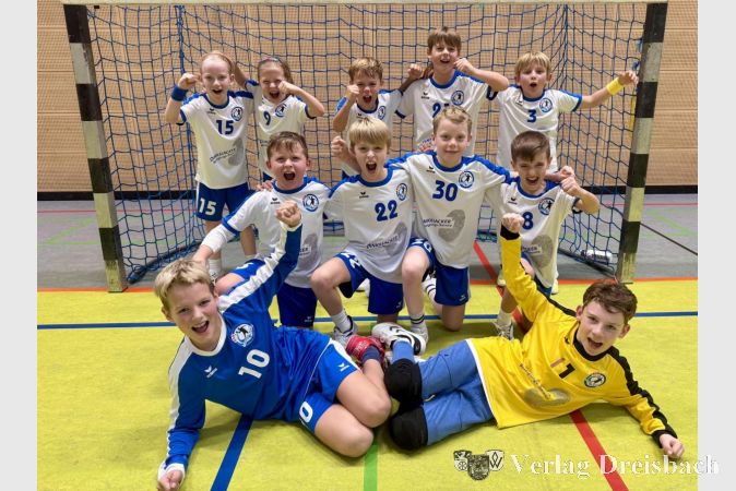 Die E-Jugend der HSG Hochheim/Wicker feiert ihren Auswärtssieg in Dotzheim.