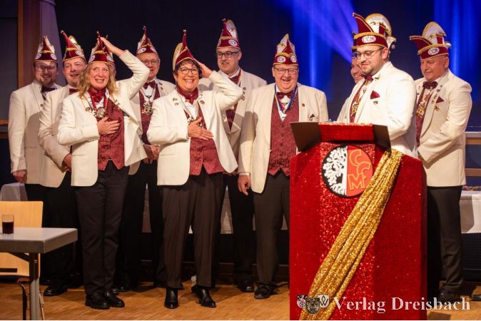 Endlich zwei Frauen im Elferrat! Tanja Becker (links) und Yvonne Höhl bei ihrem Schwur inmitten ihrer Elferratskollegen.