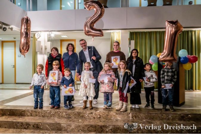 Stolze Teilnehmerinnen und Teilnehmer bei der Preisverleihung des Luftballonwettbewerbes.