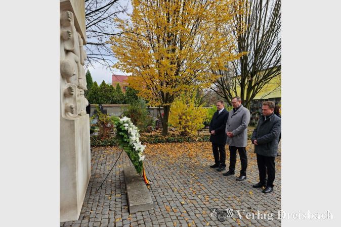 V.l.n.r.: Der Vorsitzende der Gemeindevertretung Alexander Feist, Bürgermeister Christian Seitz und der Erste Beigeordnete Martin Mohr gedachten der Opfer von Krieg, Gewalt, Terror und Diktatur.