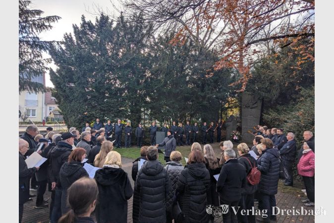 Die diesjährige Gedenkfeier anlässlich des Volkstrauertages auf dem Hattersheimer Friedhof war gut besucht. Im Vordergrund die Mitglieder der Chorgemeinschaft Hattersheim, im Hintergrund die Kameradinnen und Kameraden der Hattersheimer Feuerwehr, welche die Ehrenwache übernahmen.