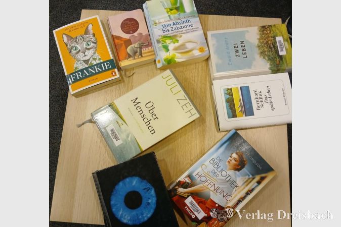 Büchertisch beim Leseabend für Frauen.