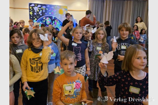 Beim abschließenden Gesamtplenum zeigten einige Kinder stolz ihre Engel, die sie beim Kinderbibeltag gebastelt hatten.