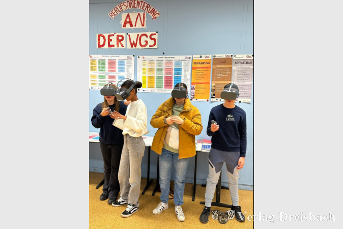 Schüler erproben virtuelle Arbeitswelten.