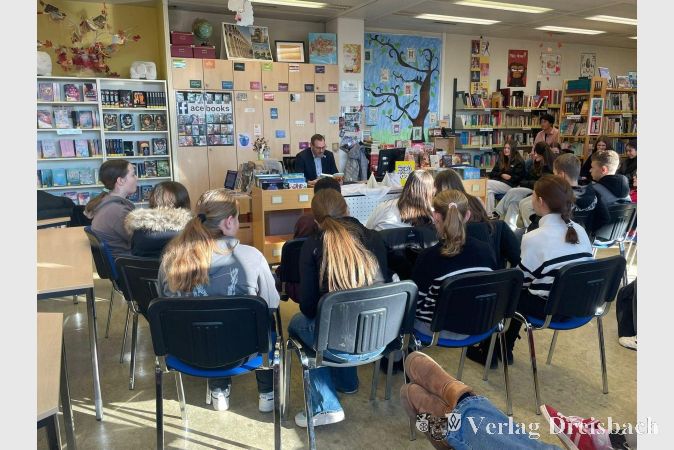 Bürgermeister Christian Seitz beim Vorlesen vor Schülerinnen und Schülern der fünften und sechsten Klassen der Weingartenschule.