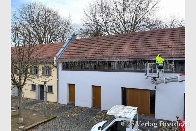 Anbringen der Weihnachtsbeleuchtung im Nassauer Hof.