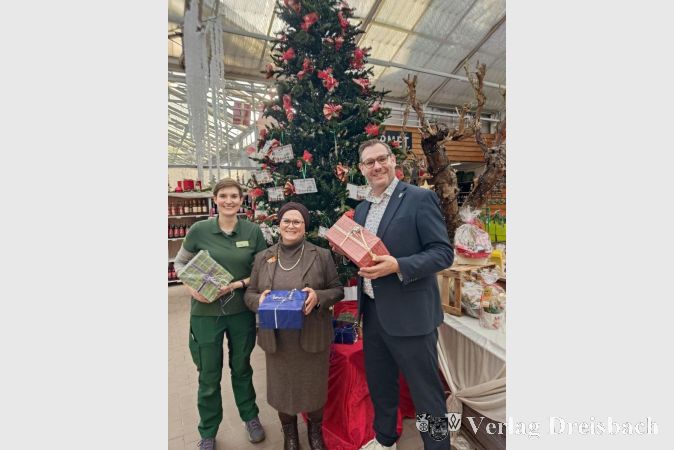 Auch 2025 gibt es wieder einen Wunschbaum bei Tropica. Von links: Andrea Pulch vom Tropica-Team, Sozialarbeiterin Semiha Eroglu-Buch und Bürgermeister Christian Seitz freuen sich, dass die Aktion so gut angenommen wird.