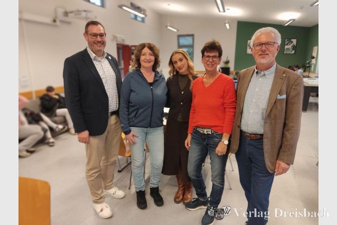 Dankbar für die Spende und das erweiterte Angebot (v. li.): Bürgermeister Christian Seitz, Kathrin Bennett, Leiterin der mobilen beratung Kriftel, und Honorarkraft Ayse Buch. Rechts Ursula Hankel, stellvertretende Vorstandsvorsitzende der M+U Hankel Stiftung, und ihr Mann Michael, Vorstandsvorsitzender.