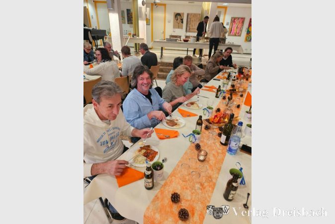 Die Helferinnen und Helfer ließen es sich im Rat- und Bürgerhaus schmecken.