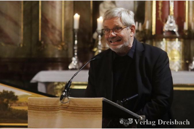 Flötist Michael Schneider erläuterte die Geschichte hinter den ausgewählten Stücken und erläuterte die Beziehung der Komponisten zu Italien.