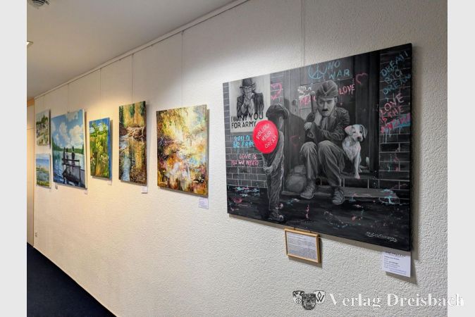 Vielfältig stellt sich das Werk der 15 ausstellenden Künstlerinnen und Künstler der "Palette" dar. Rechts im Vordergrund zu sehen das Acrylgemälde "Follow your Dream" von Wladimir Lewtschenko, inspiriert vom Werk des britischen Streetart-Künstlers Banksy.