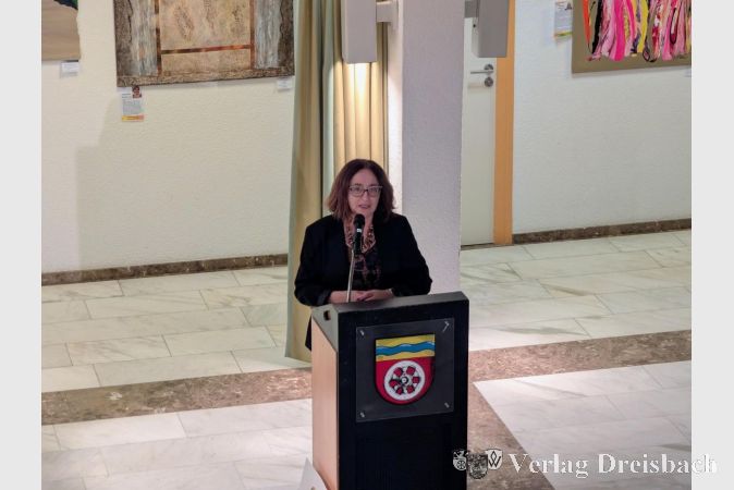 Vera Stein von der "Palette Frankfurt" begrüßte im Namen der Künstlervereinigung die zur Vernissage am Mittwochabend erschienenen Gäste.