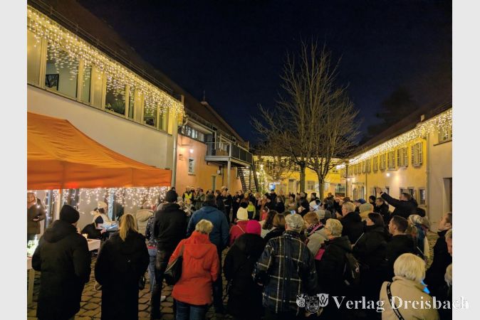 Der festlich beleuchtete Nassauer Hof am Montagabend.